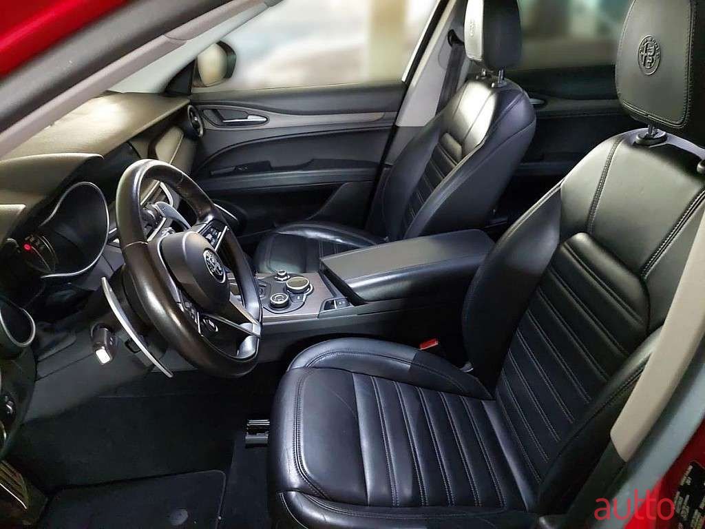 2017' Alfa Romeo Stelvio photo #5