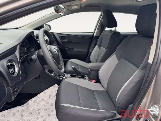 2016' Toyota Auris photo #3