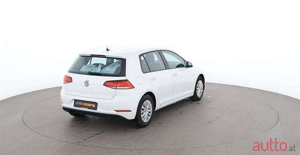 2017' Volkswagen Golf photo #2