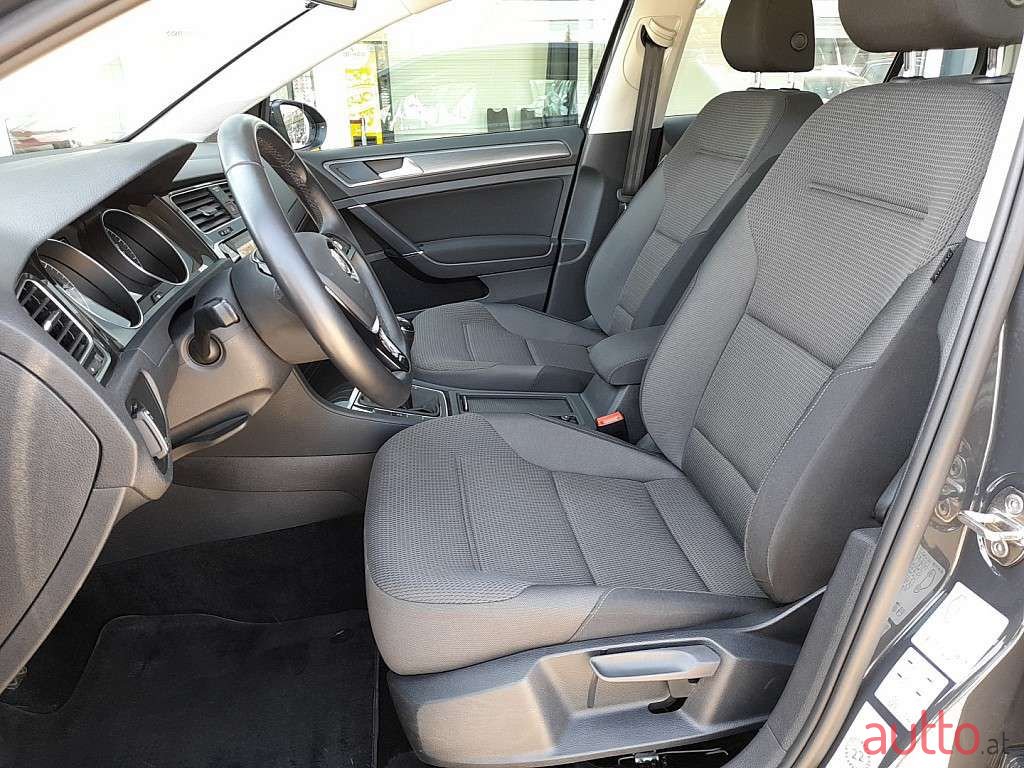 2019' Volkswagen Golf photo #3