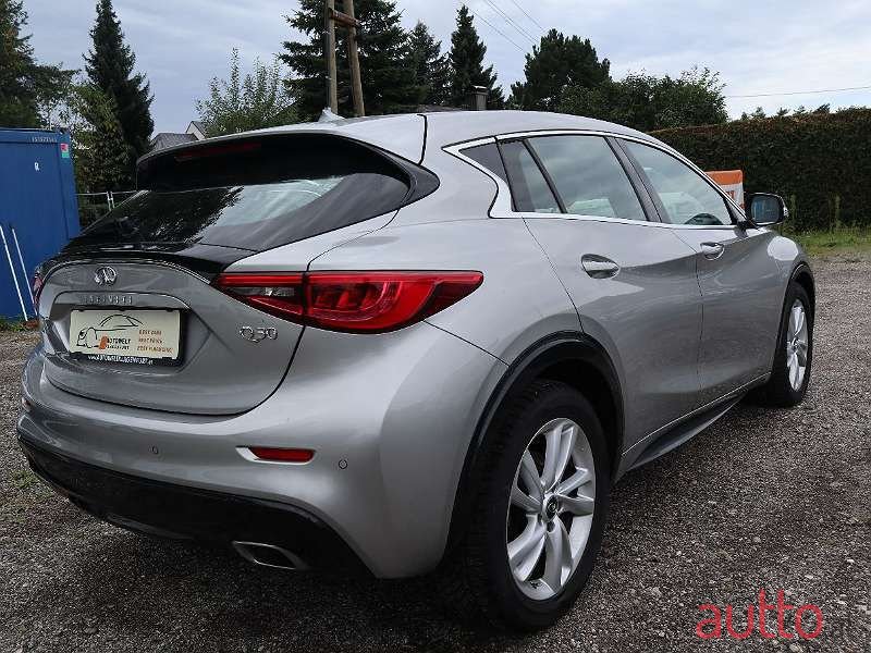 2016' Infiniti Q30 photo #6