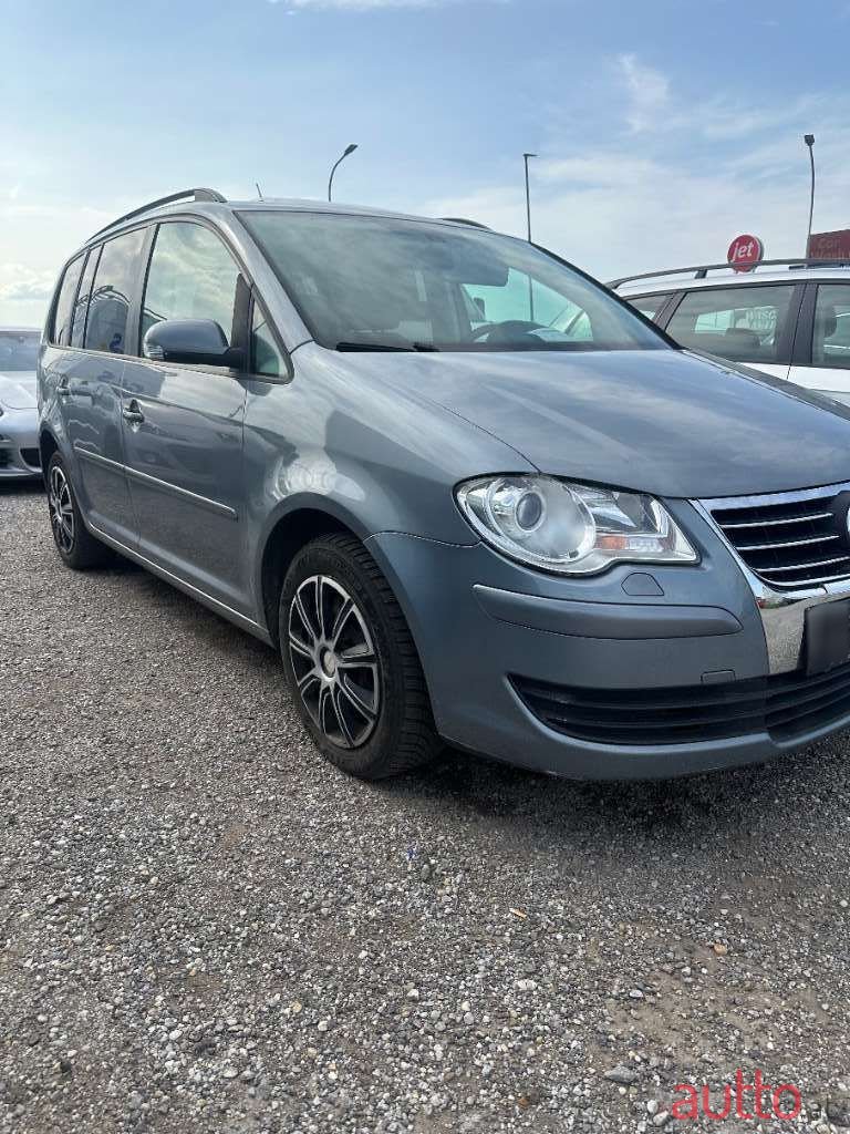 2008' Volkswagen Touran photo #3