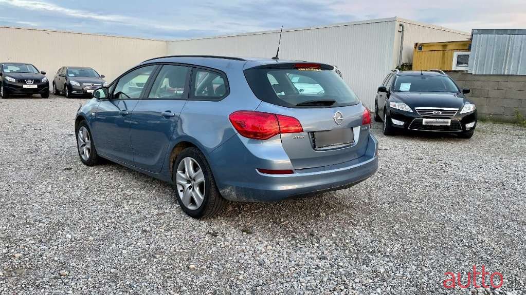 2011' Opel Astra photo #3