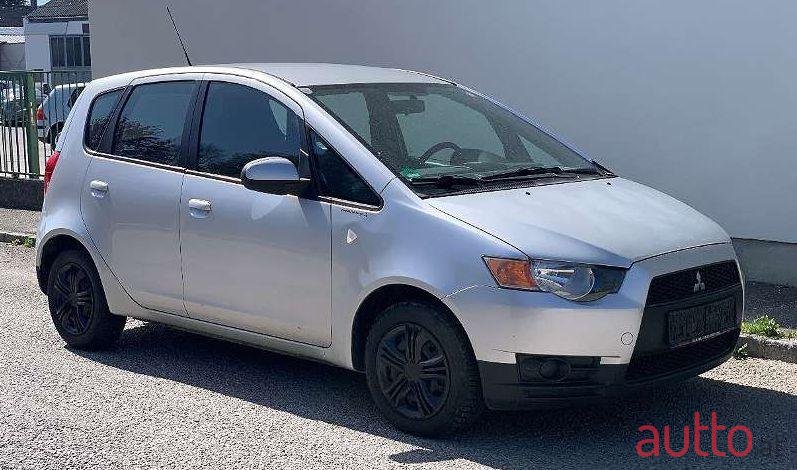 2009' Mitsubishi Colt photo #3