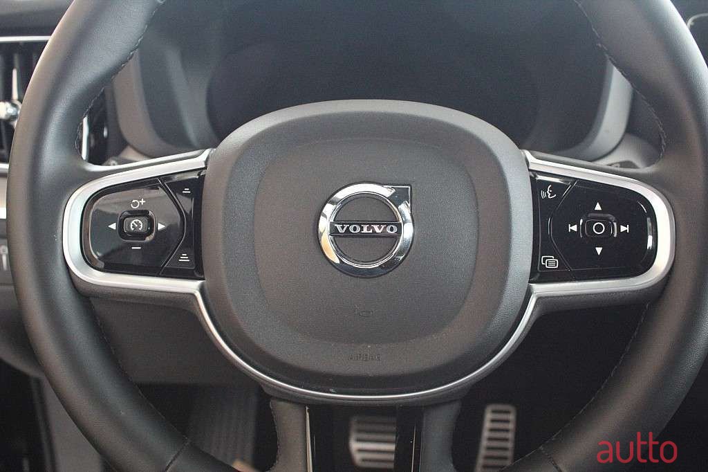 2021' Volvo XC60 photo #6