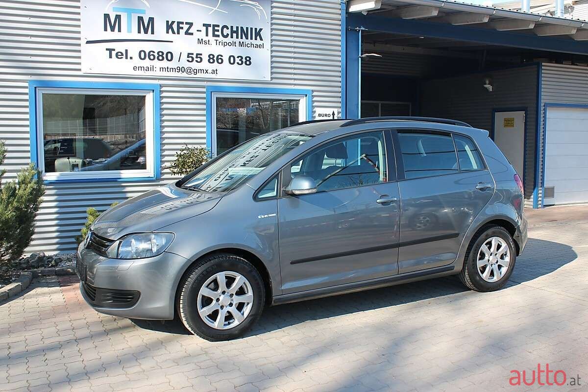 2011' Volkswagen Golf photo #5