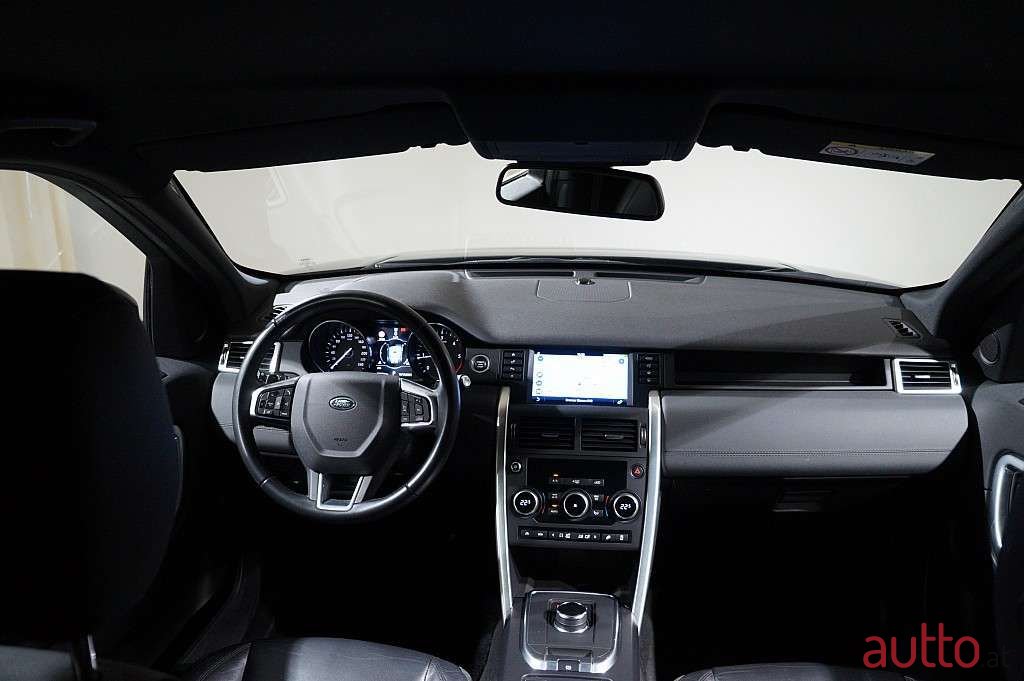 2017' Land Rover Discovery Sport photo #3