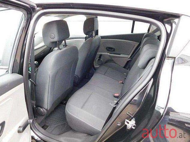 2011' Renault Megane photo #2