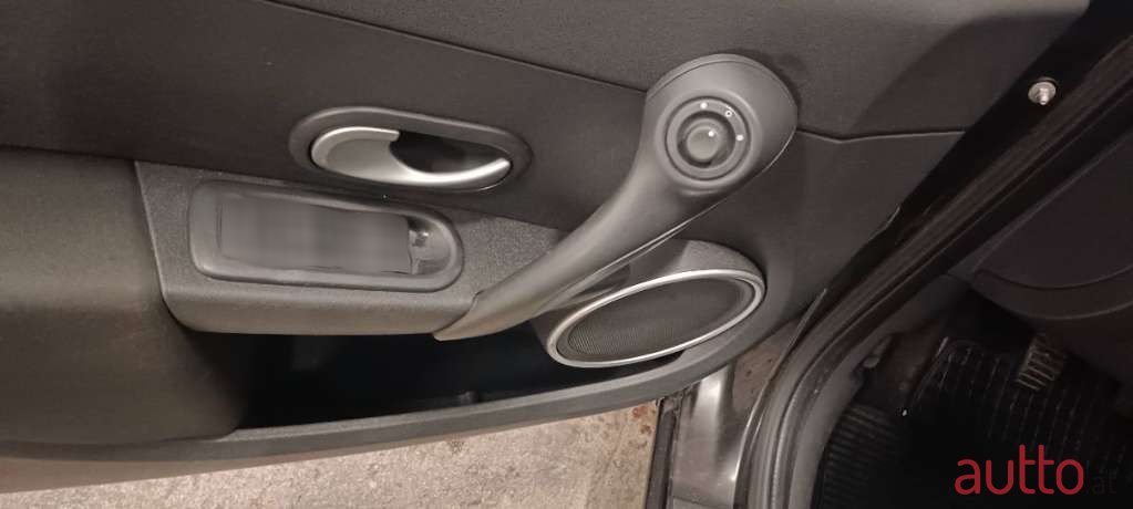 2011' Renault Clio photo #5