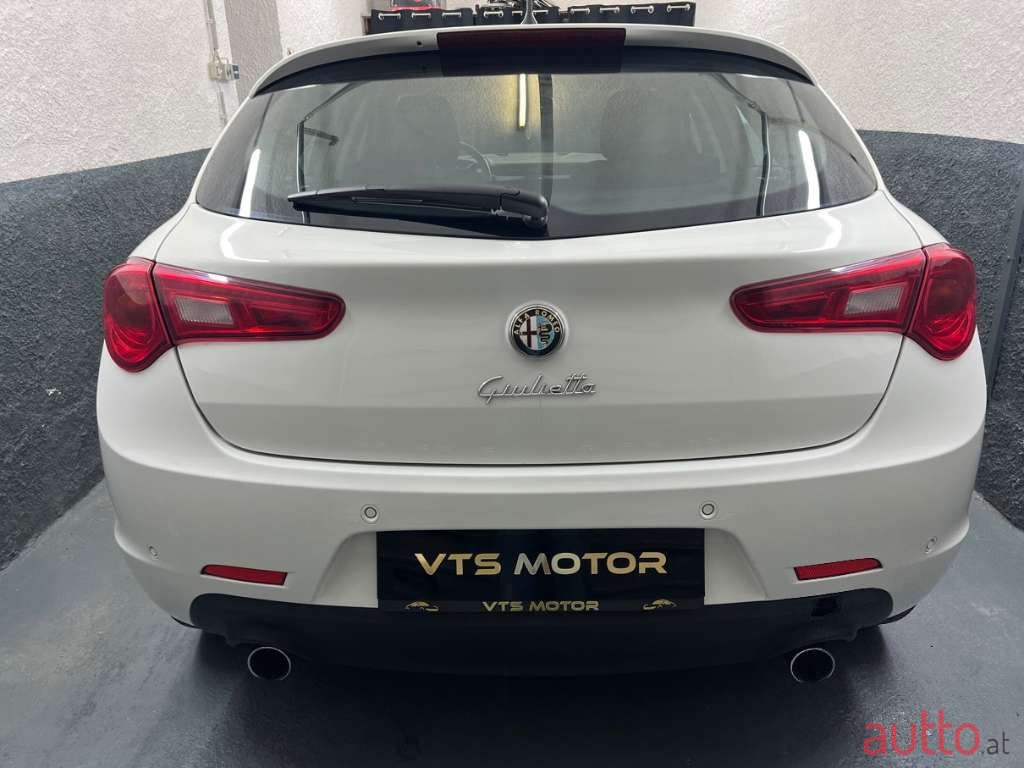 2012' Alfa Romeo Giulietta photo #4