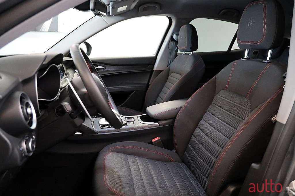 2021' Alfa Romeo Stelvio photo #4
