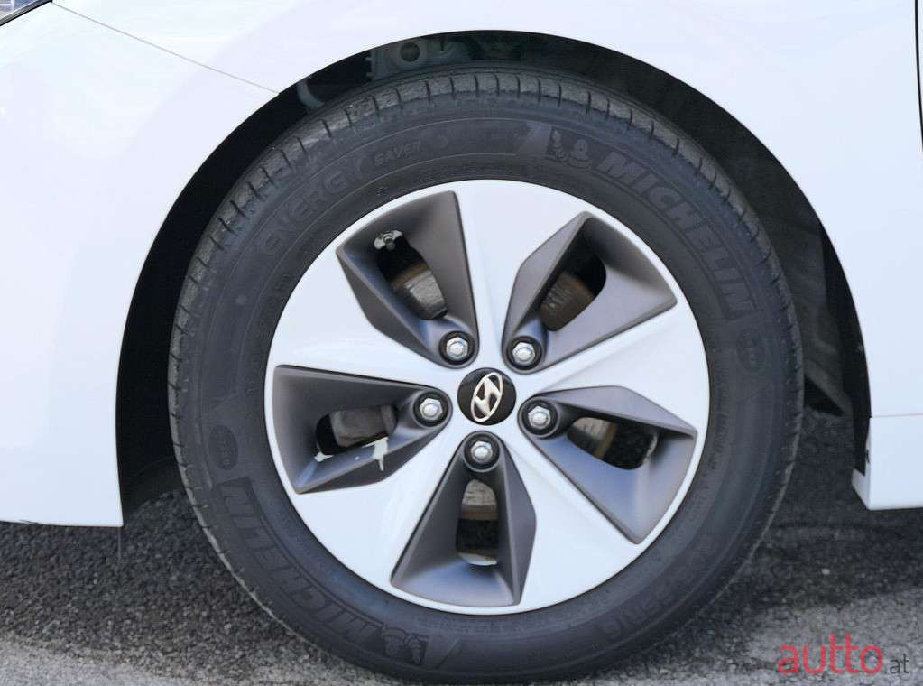 2019' Hyundai Ioniq photo #3