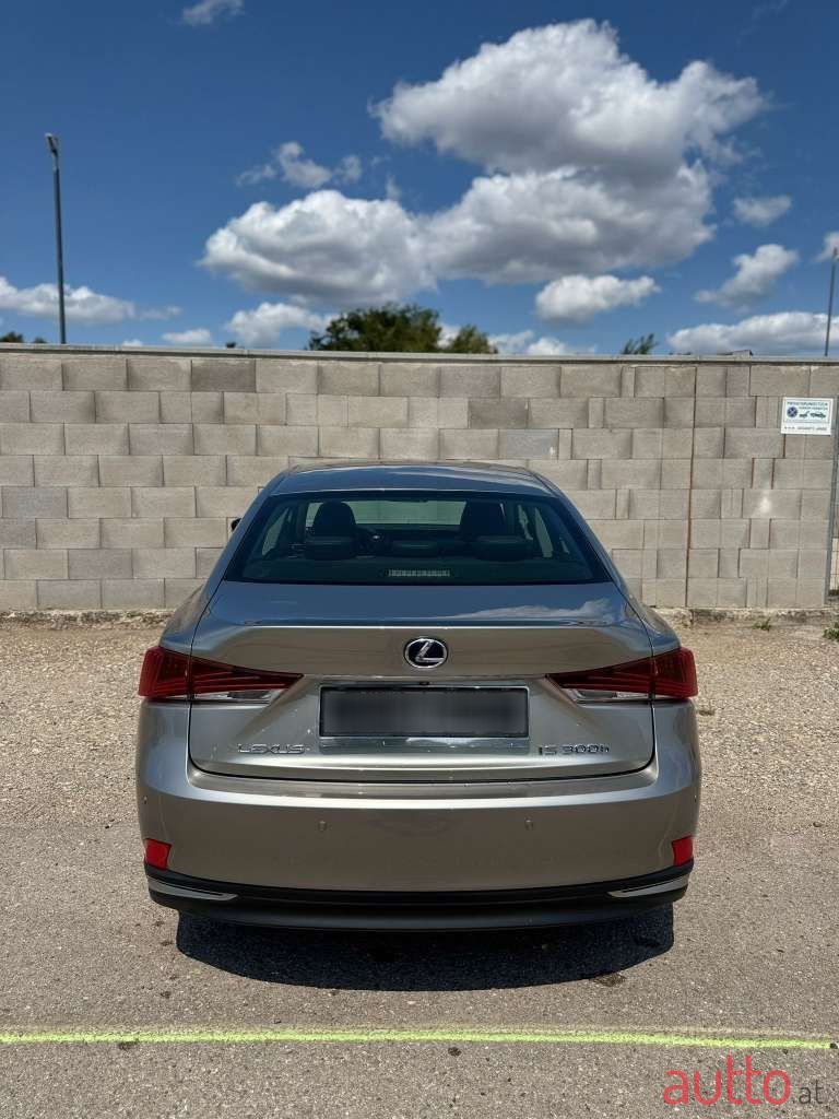 2017' Lexus IS photo #4