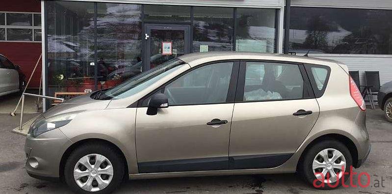 2009' Renault Scenic photo #1