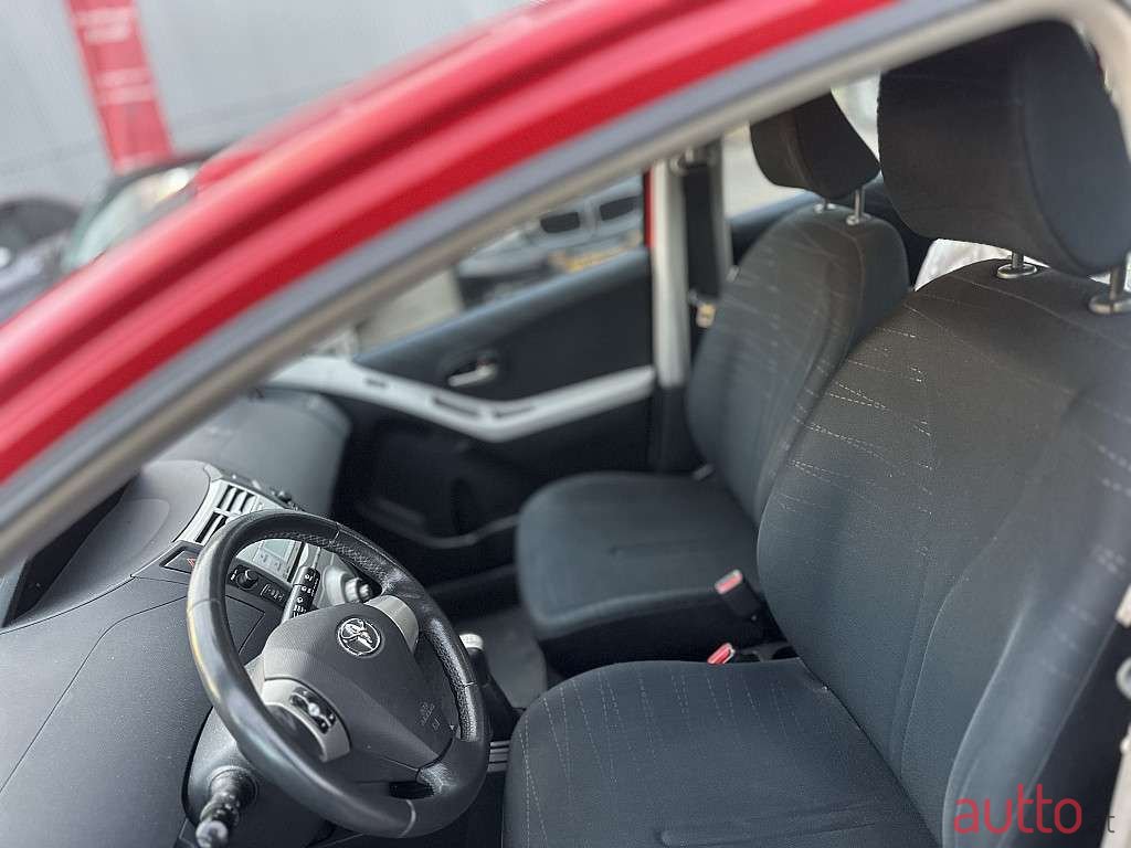 2008' Toyota Yaris photo #5