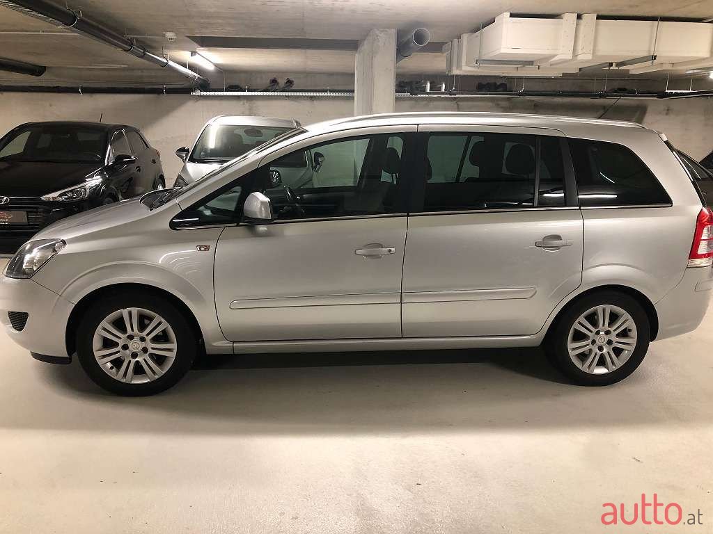 2012' Opel Zafira photo #3