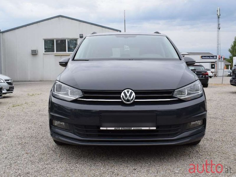 2019' Volkswagen Touran photo #3