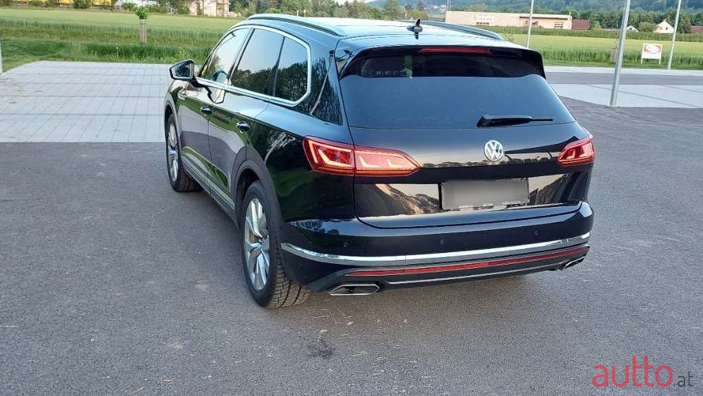 2019' Volkswagen Touareg photo #4