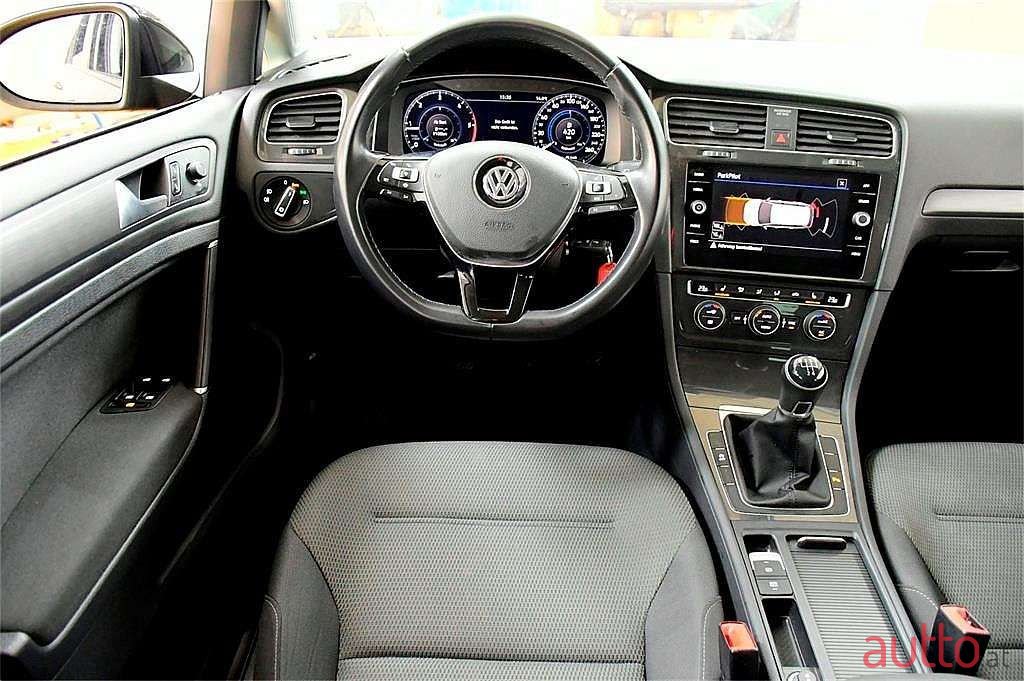 2020' Volkswagen Golf photo #2