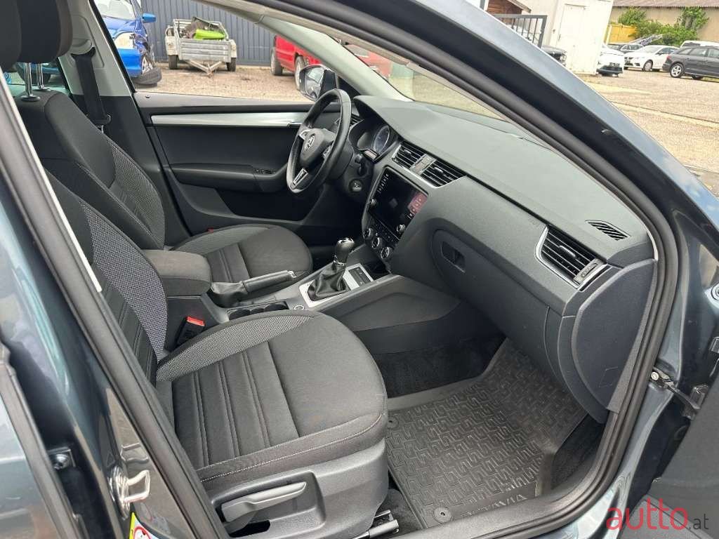 2020' Skoda Octavia photo #6