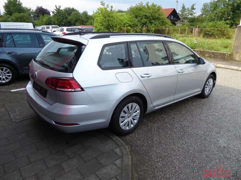 2019' Volkswagen Golf photo #5