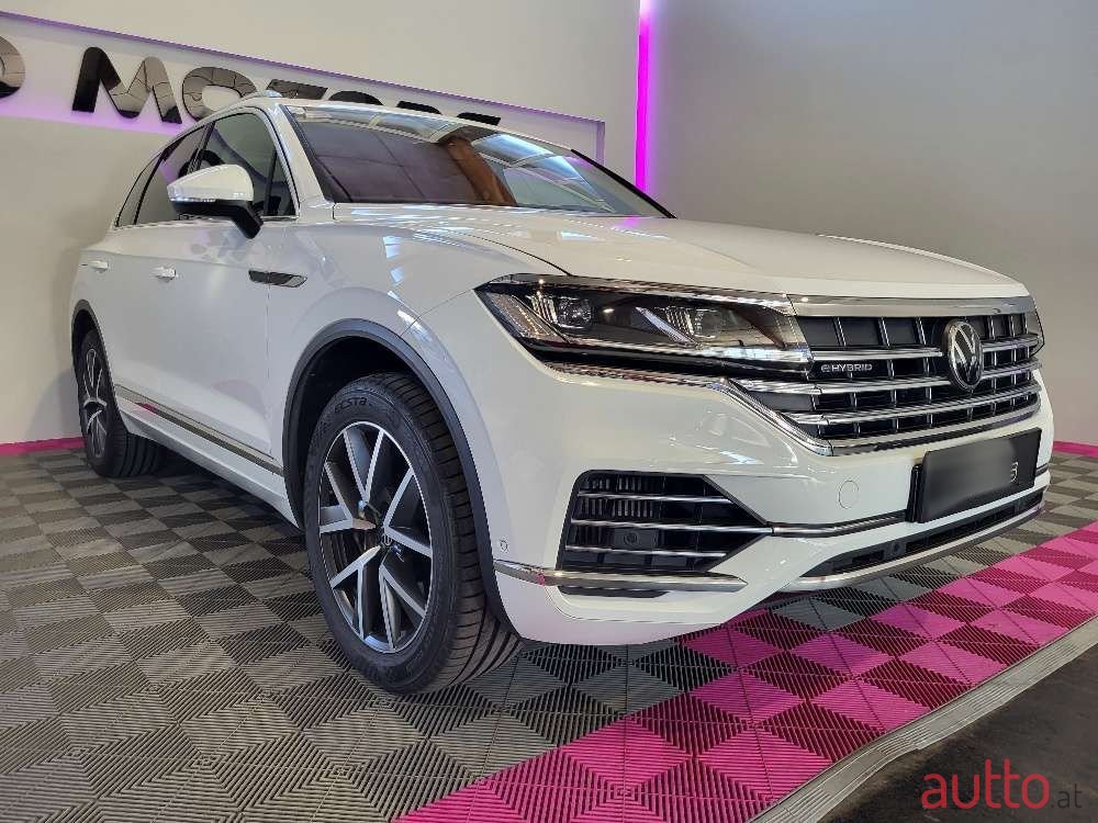 2021' Volkswagen Touareg photo #5