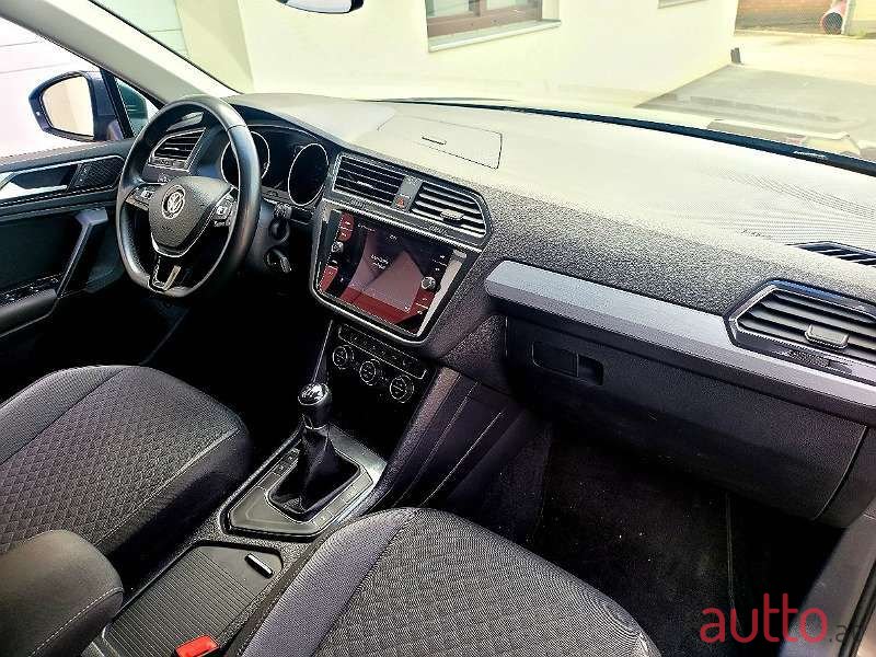 2017' Volkswagen Tiguan photo #4