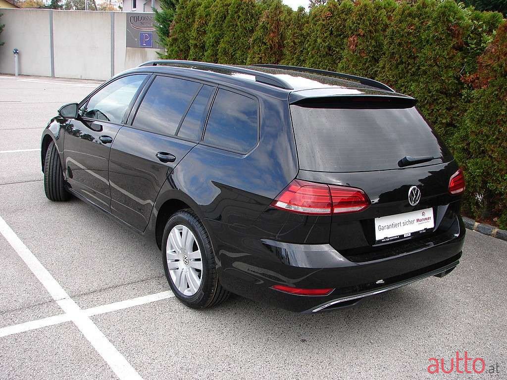 2019' Volkswagen Golf photo #3