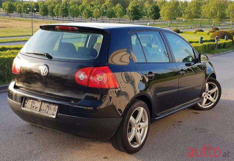 2004' Volkswagen Golf photo #1