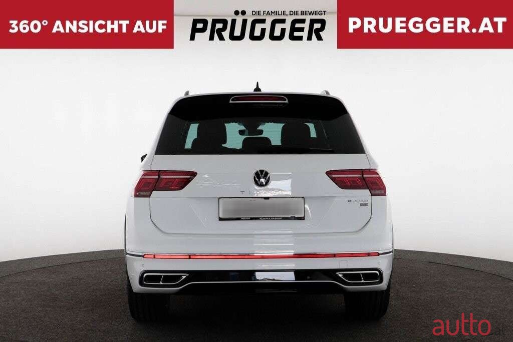 2022' Volkswagen Tiguan photo #5