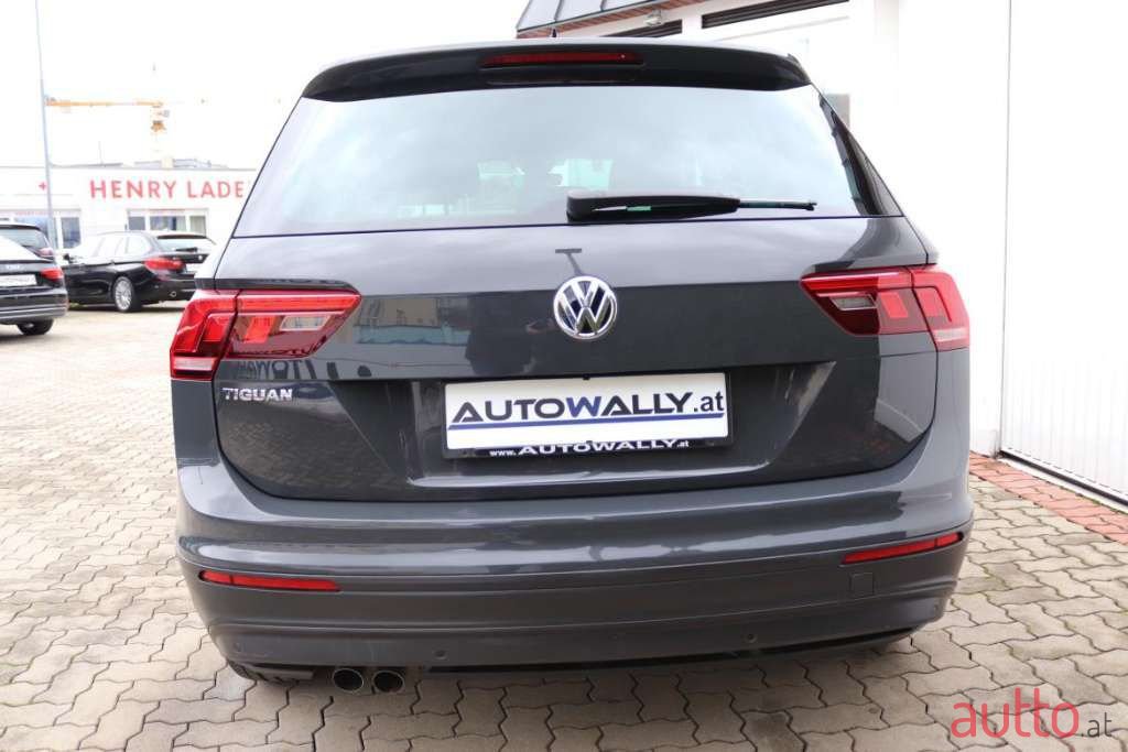 2018' Volkswagen Tiguan photo #2