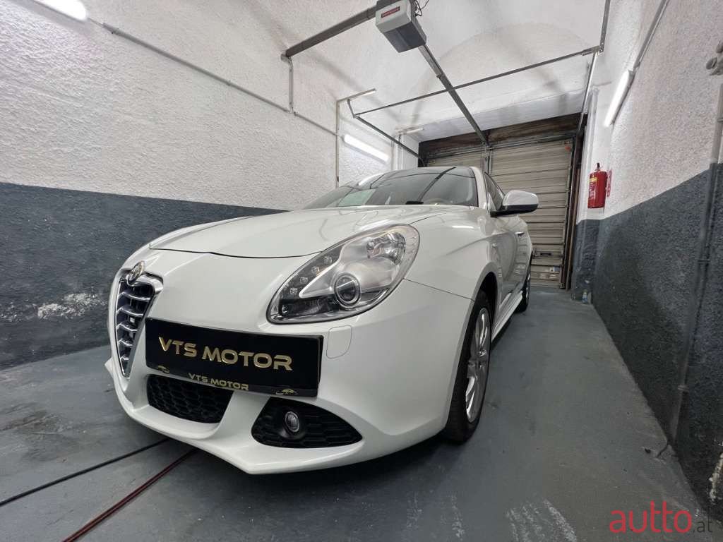2012' Alfa Romeo Giulietta photo #2