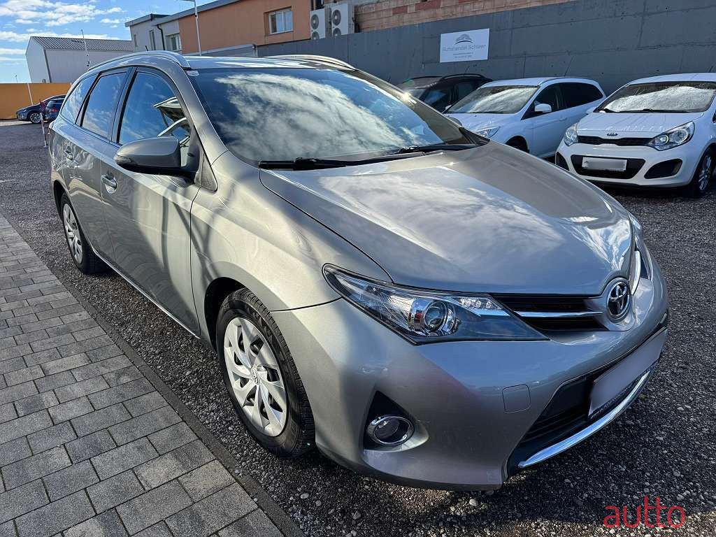 2014' Toyota Auris photo #6