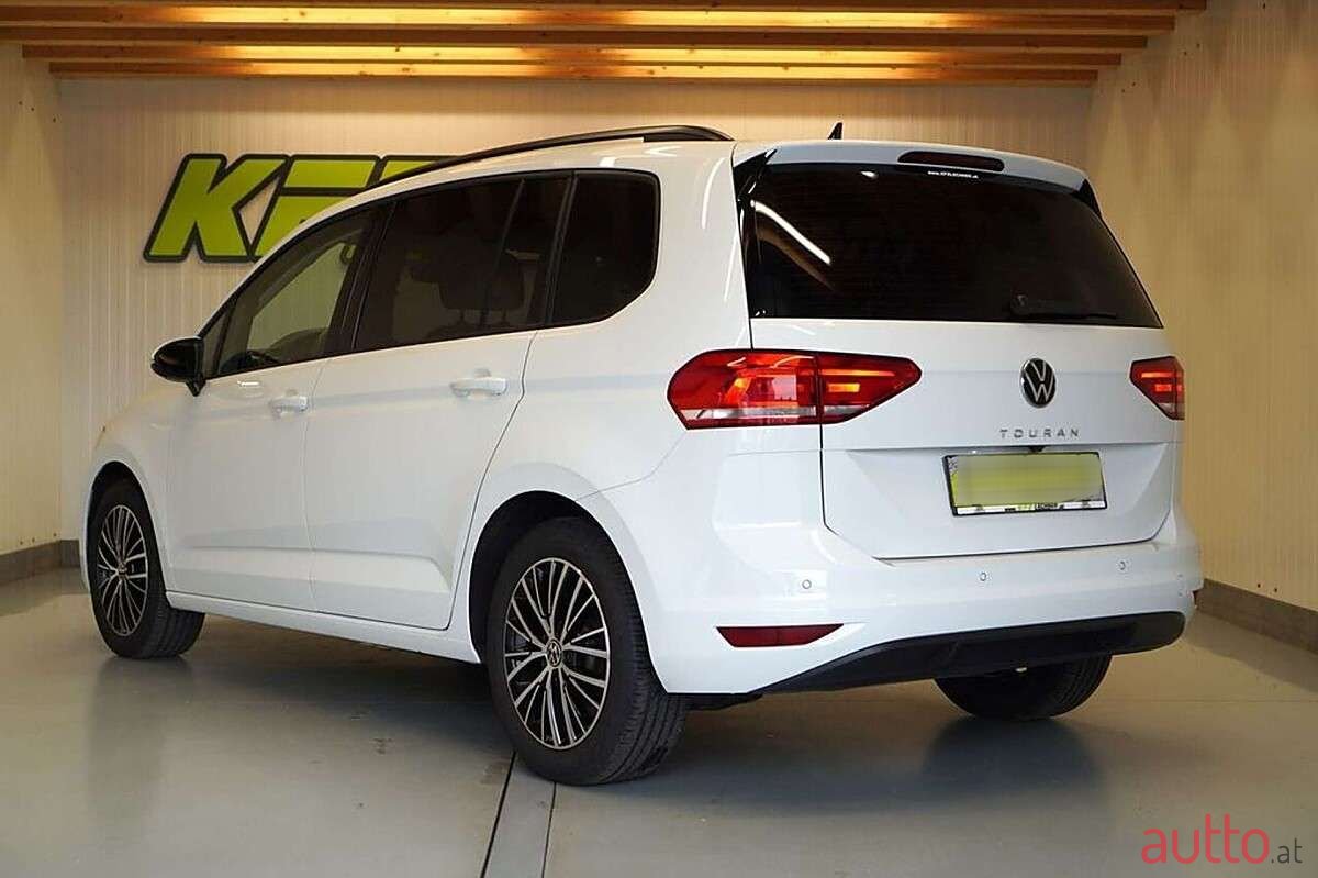 2023' Volkswagen Touran photo #5