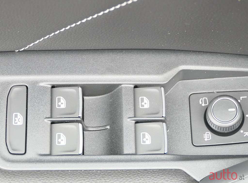 2022' Volkswagen Tiguan photo #4