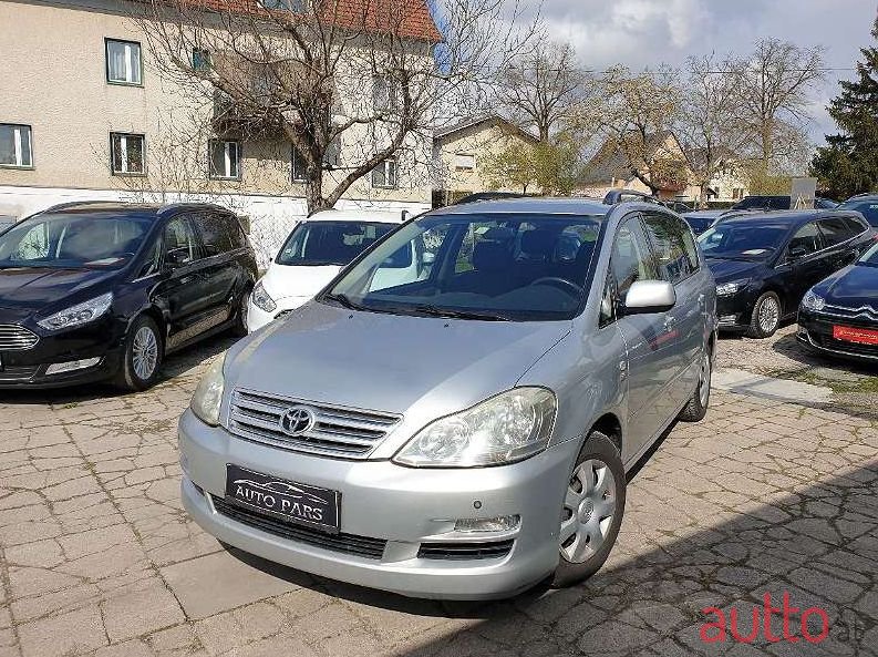 2004' Toyota Avensis photo #1