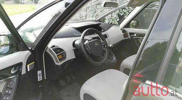 2011' Citroen C4 Picasso photo #3