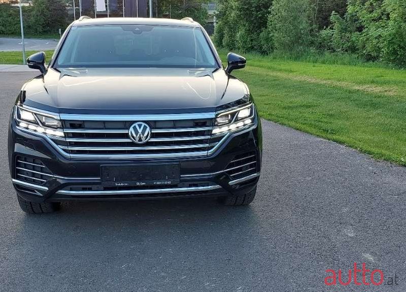 2019' Volkswagen Touareg photo #2