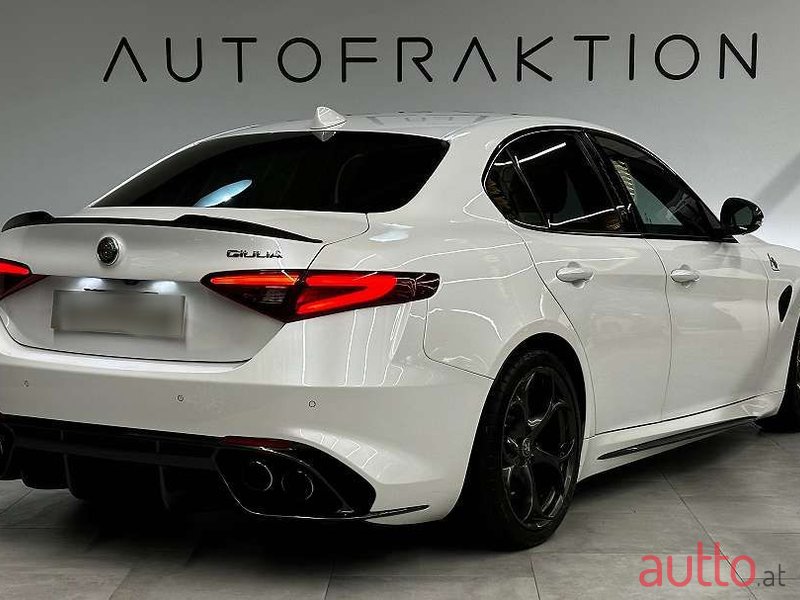 2017' Alfa Romeo Giulia photo #4