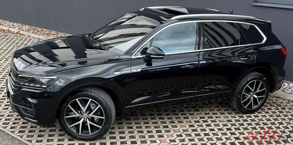 2018' Volkswagen Touareg photo #4