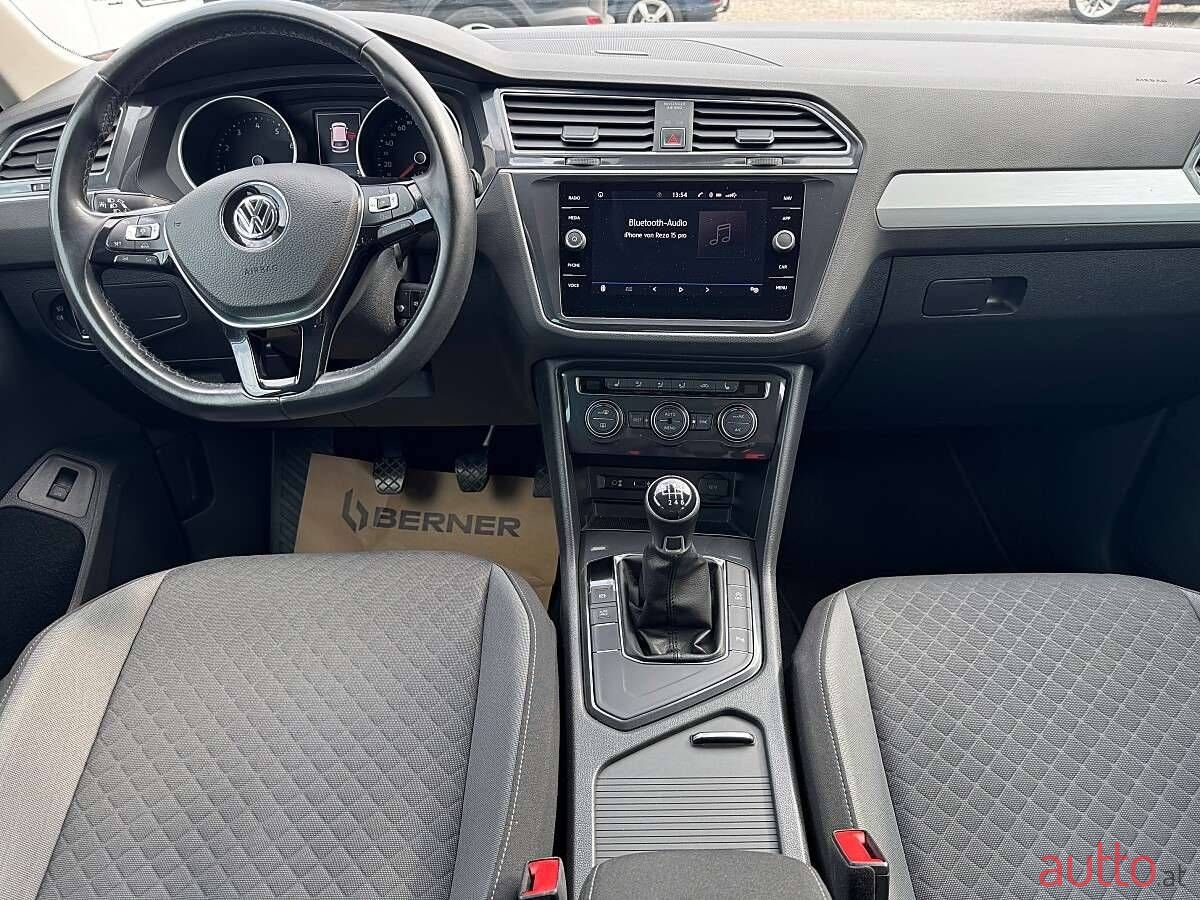 2017' Volkswagen Tiguan photo #5