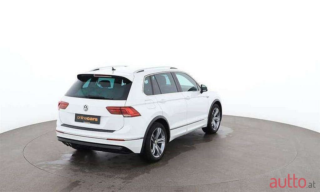 2019' Volkswagen Tiguan photo #2