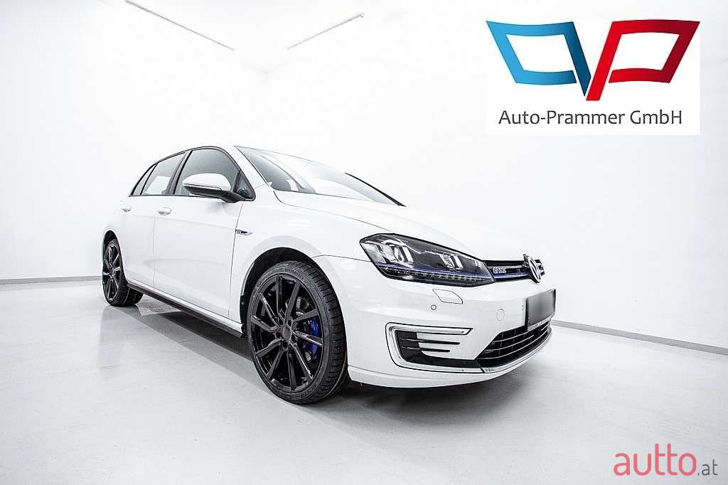 2017' Volkswagen Golf photo #1