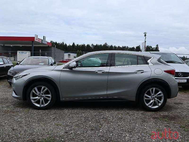 2016' Infiniti Q30 photo #3