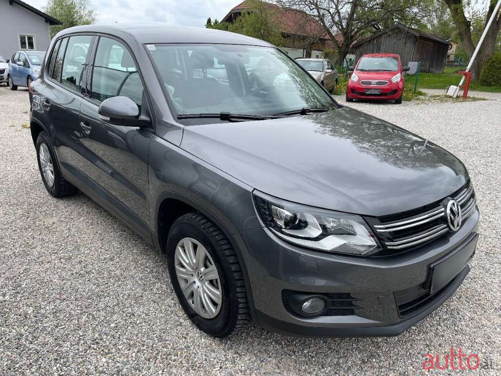 2011' Volkswagen Tiguan photo #3
