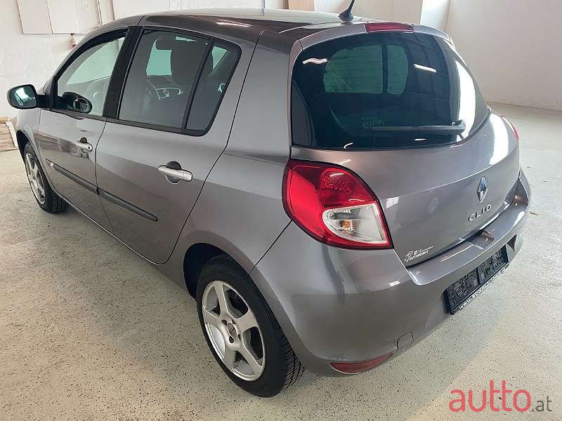 2011' Renault Clio photo #4