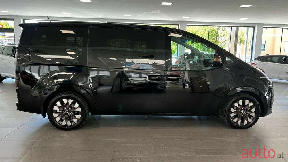 2022' Hyundai Staria photo #6