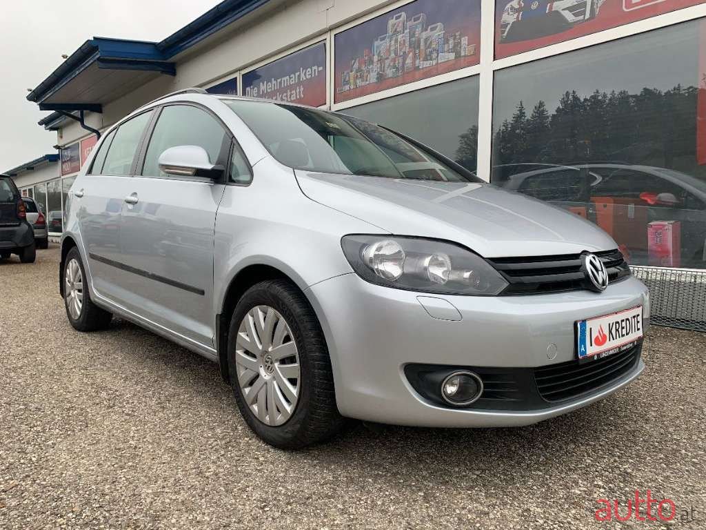 2010' Volkswagen Golf photo #2