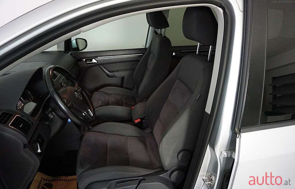 2012' Volkswagen Touran photo #4