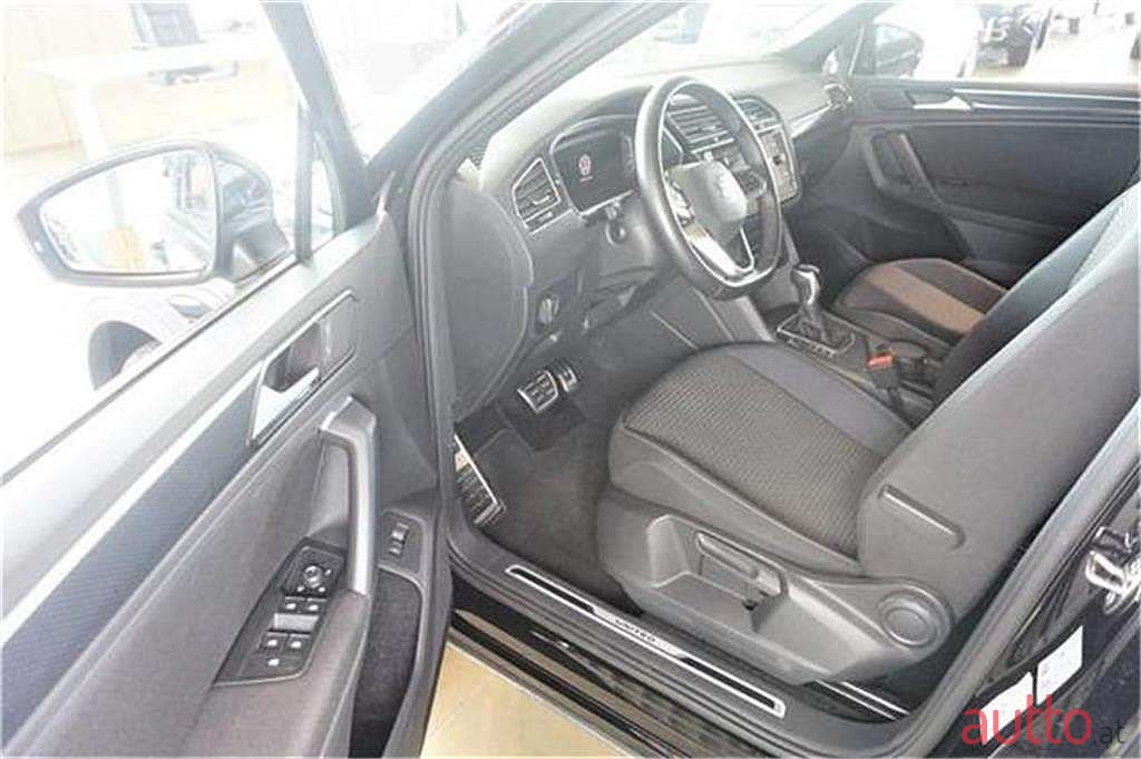 2021' Volkswagen Tiguan photo #4